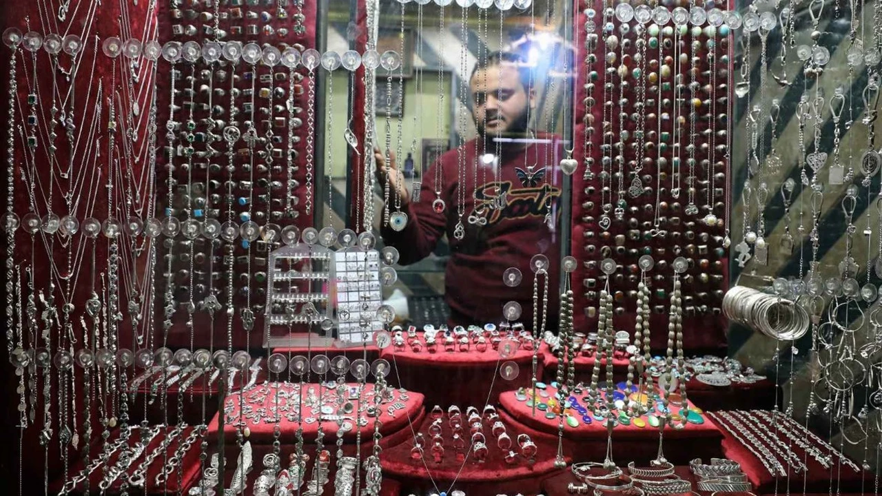 مستويات تاريخية.. هل تواصل أسعار الفضة ارتفاعها القياسي رغم تذبذب سعر الدولار؟